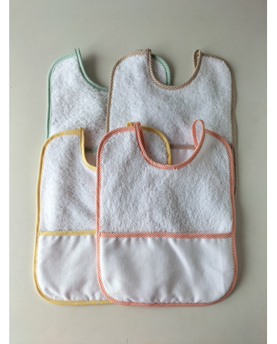 Babero cuadrado punto cruz plástico